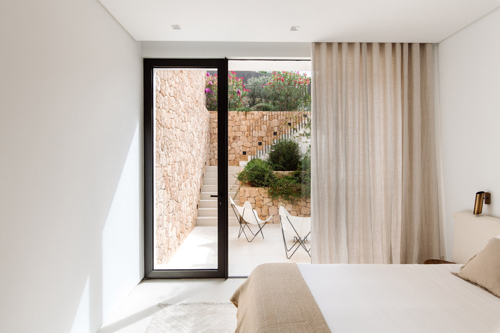 dormitorio terraza viviendas cala tarida ibiza vera architecture